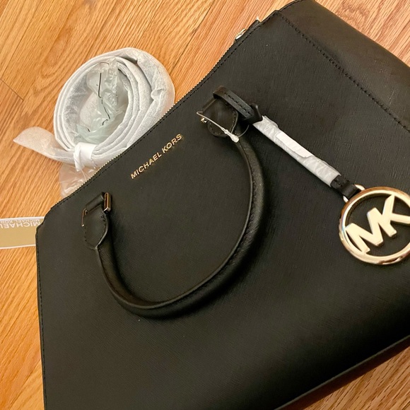 NWT Michael Kors Large black Leather Jet setting Top Handle handbag. OP:$348 - Picture 2 of 16